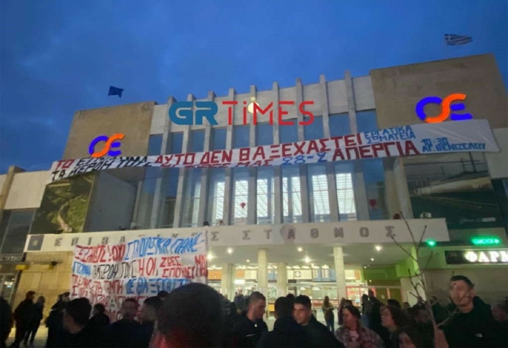 Τέμπη: Πλήθος κόσμου στον ΟΣΕ της Θεσσαλονίκης για να τιμήσει τα θύματα της τραγωδίας