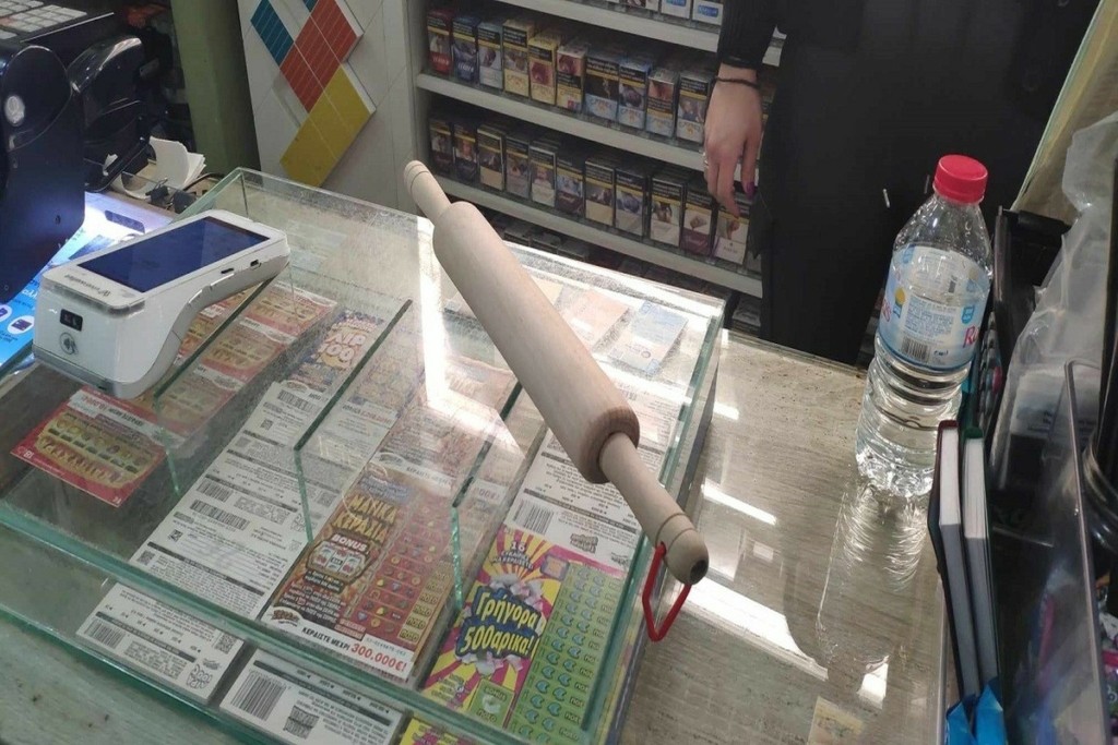 Ηράκλειο: Ληστής μπήκε με ματσέτα σε μίνι μάρκετ -Τον έδιωξε η 67χρονη ιδιοκτήτρια με… πλάστη