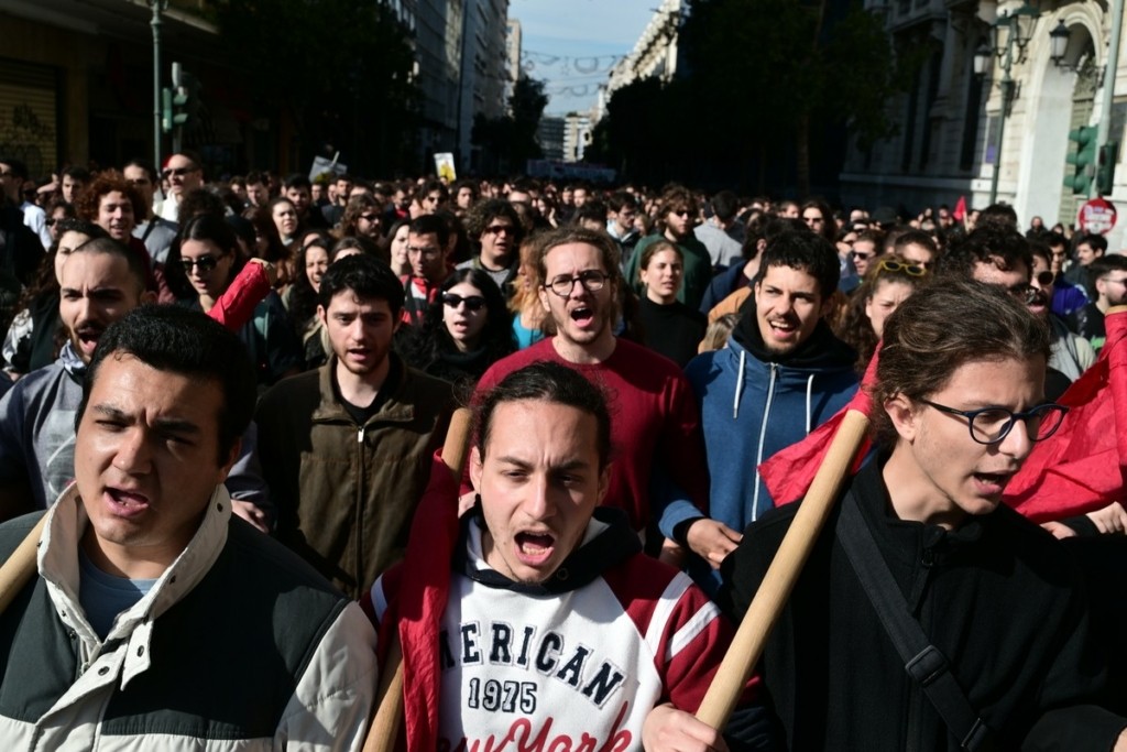 Σε εξέλιξη το πανεκπαιδευτικό συλλαλητήριο -Τουλάχιστον 7 τραυματίες από τα επεισόδια στα Προπύλαια