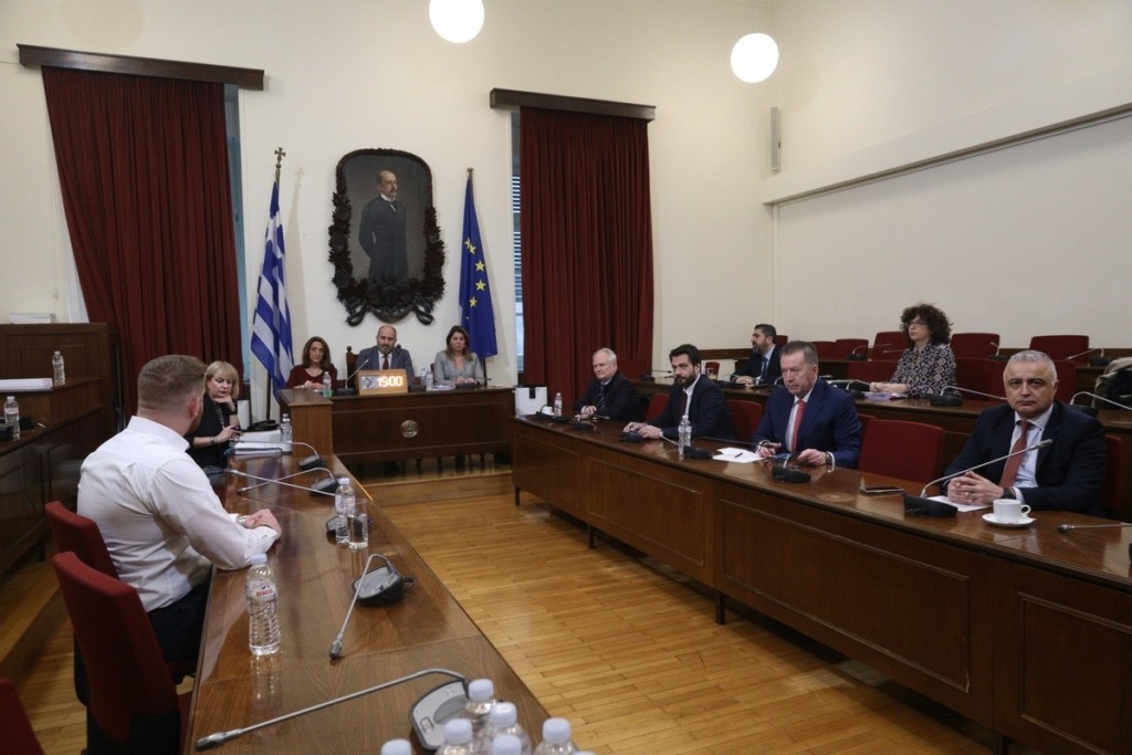 Κύκλοι της ΝΔ: Αδιανόητη επίθεση του Βασίλη Κόκκαλη στον φοιτητή Αλικανιώτη στην Εξεταστική για τα Τέμπη