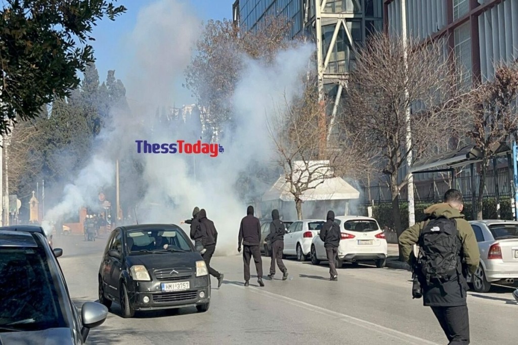 Επεισόδια με πέτρες και χημικά στο ΑΠΘ -Τα ΜΑΤ μπήκαν στον χώρο του πανεπιστημίου