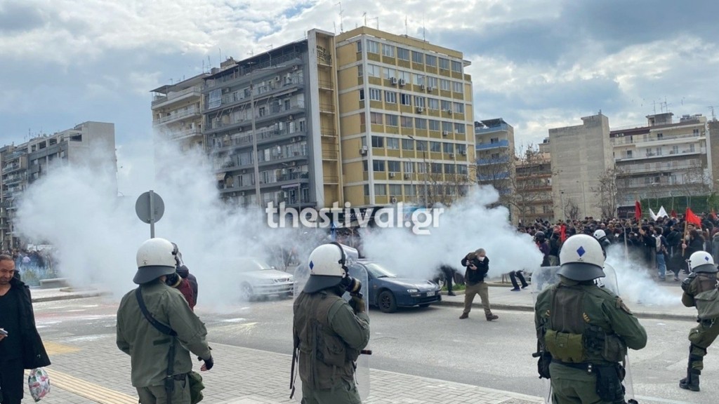 Επεισόδια ξέσπασαν στη Θεσσαλονίκη -Πέτρες, μολότοφ και χημικά – Όπλο έπεσε από αστυνομικό (vids, pics)