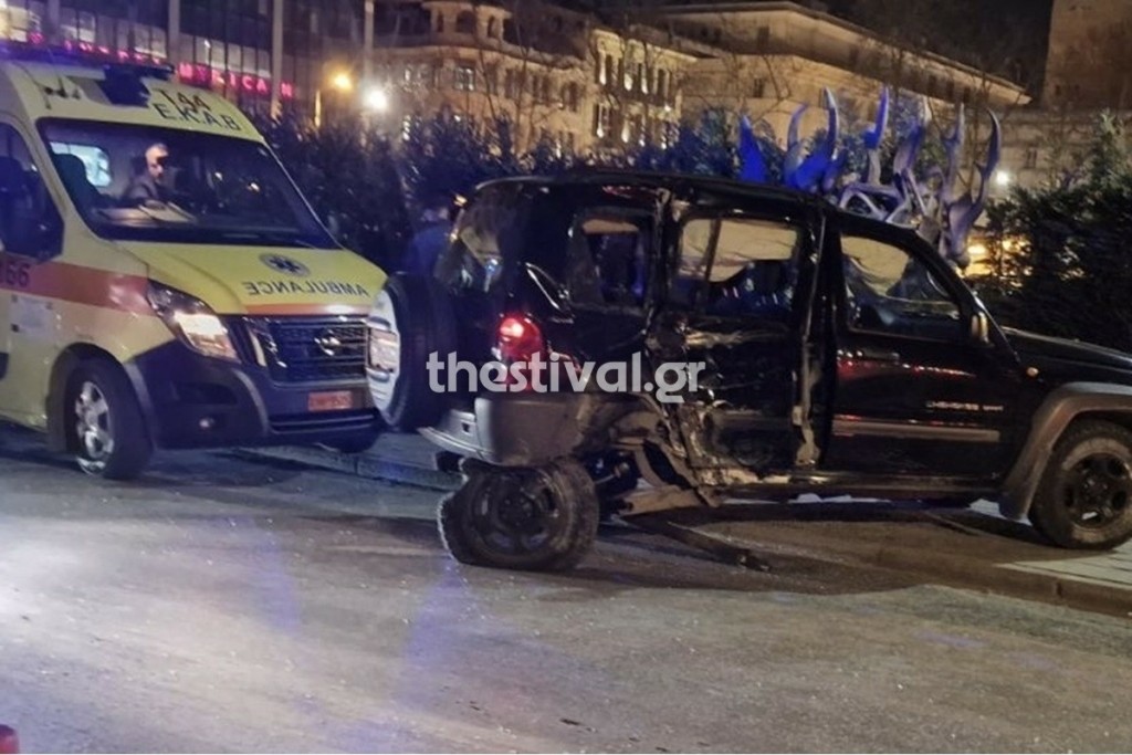 Τρελή πορεία αυτοκινήτου στο κέντρο της Θεσσαλονίκης -Μπήκε στον ποδηλατόδρομο, γκρέμισε στύλους