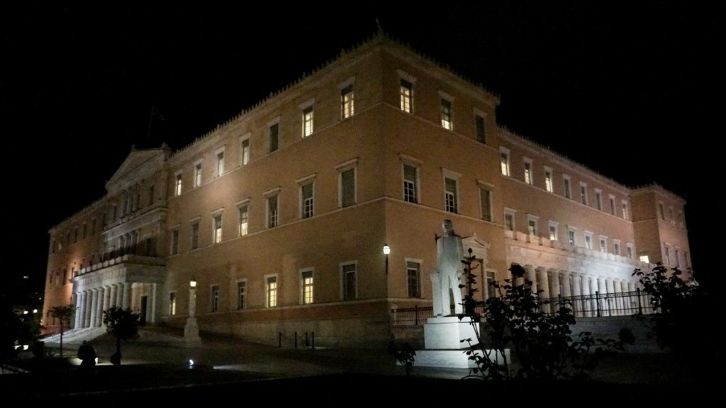 Λήξη συναγερμού μετά από τηλεφώνημα για βόμβα στη Βουλή – Βρέθηκαν ΤΕΕΜ στο σημείο