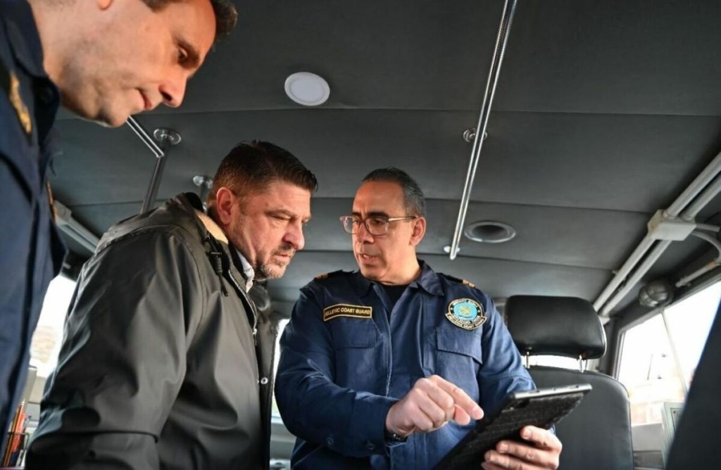 Αυτοψία Χαρδαλιά στο σημείο που έγινε η δολιοφθορά στον αγωγό ύδρευσης της Αίγινας: Δεν θα αφήσουμε τίποτα στην τύχη του