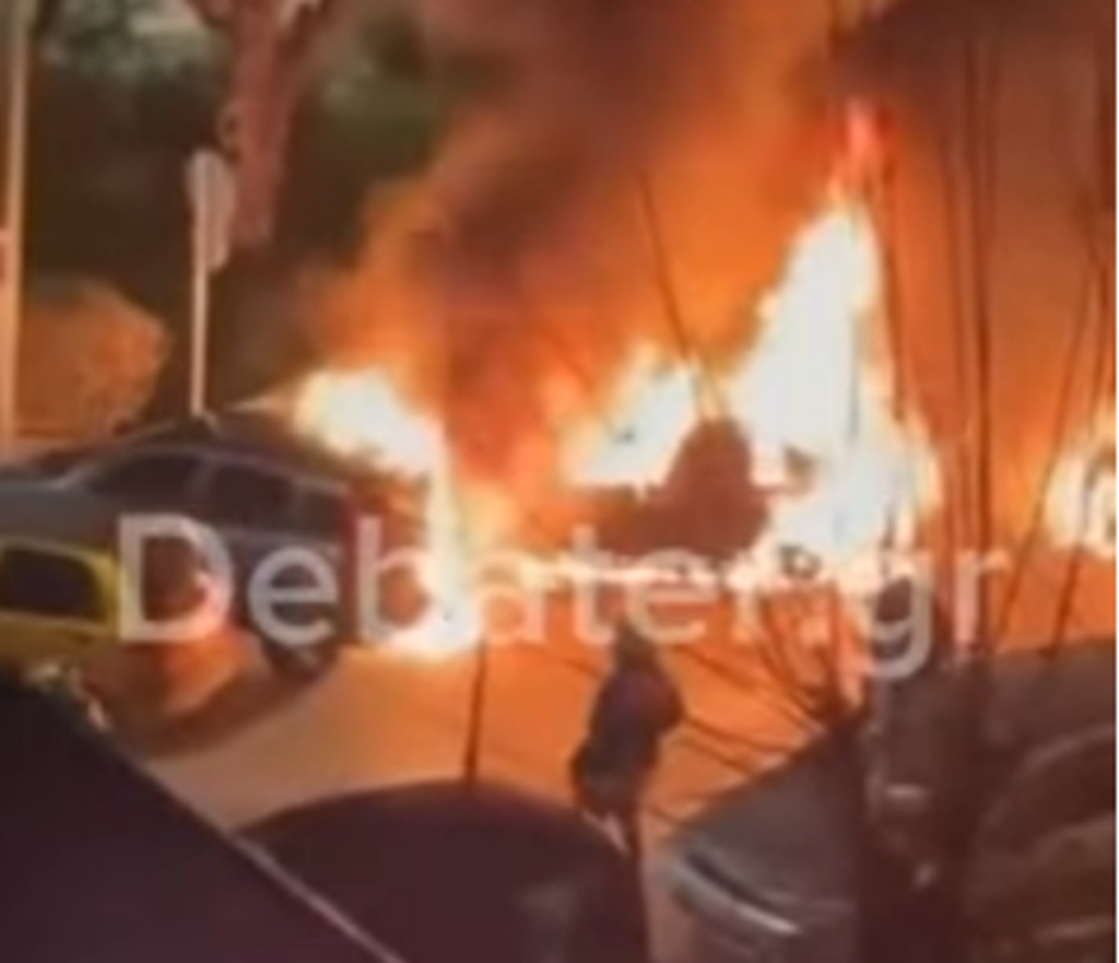 Φωτιά σε τρία αυτοκίνητα στα Κάτω Πατήσια