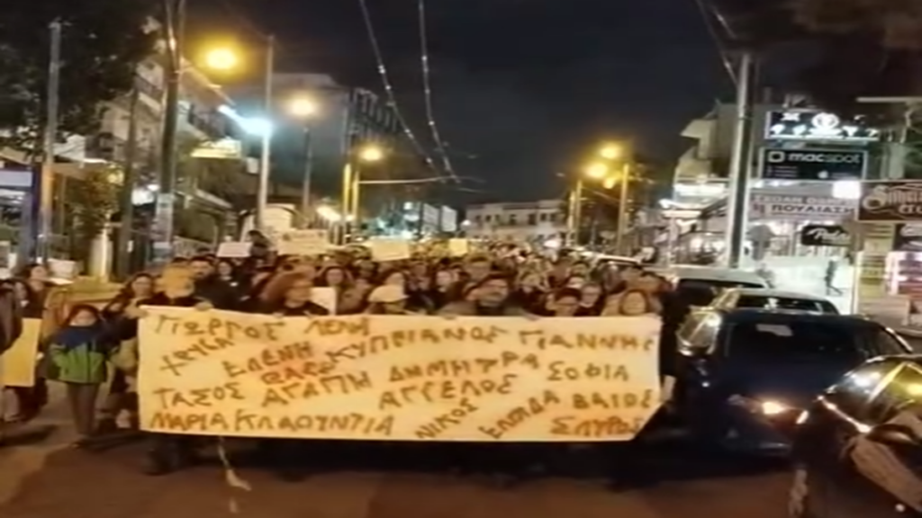 Τέμπη: Συγκέντρωση και σιωπηρή πορεία στο Χαλάνδρι για τα θύματα της τραγωδίας