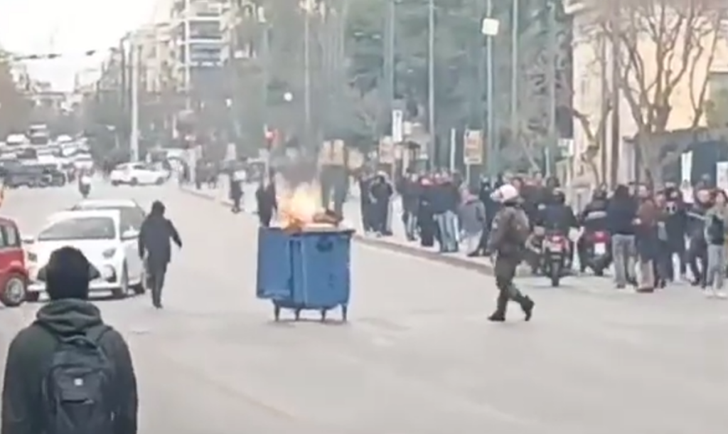 Ένταση μπροστά από το Πολυτεχνείο μετά την πορεία για τον έναν χρόνο από το δυστύχημα στα Τέμπη