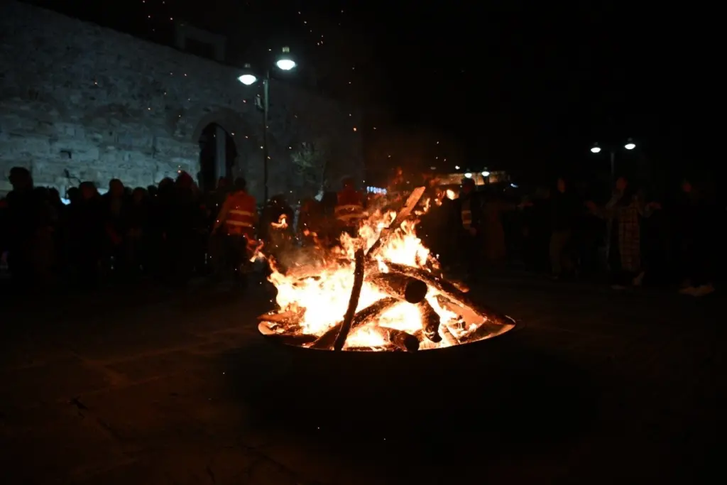 Λάρισα: Άναψαν οι φωτιές – Γλέντι και χορός στην πόλη
