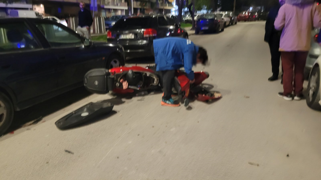 Λάρισα: Σύγκρουση μηχανάκι με αυτοκίνητο – Μια γυναίκα στο νοσοκομείο