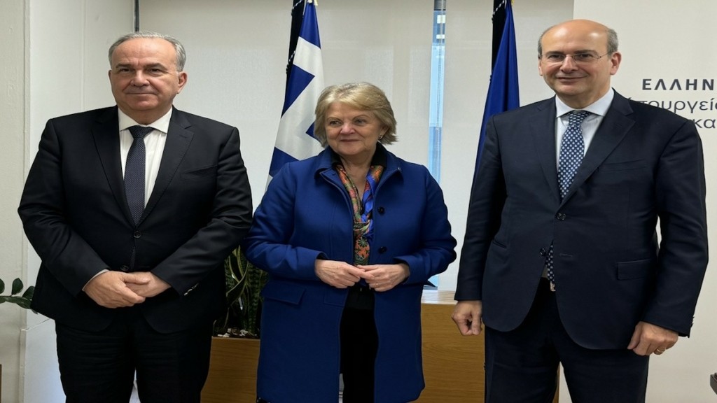 Συναντήθηκαν με την Ευρωπαία Επίτροπο για τη Συνοχή και τις Μεταρρυθμίσεις οι Χατζηδάκης και Παπαθανάσης