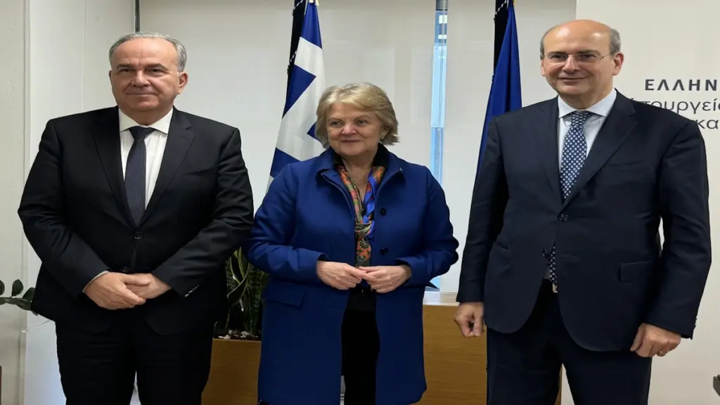 Συναντήθηκαν με την Ευρωπαία Επίτροπο για τη Συνοχή και τις Μεταρρυθμίσεις οι Χατζηδάκης και Παπαθανάσης