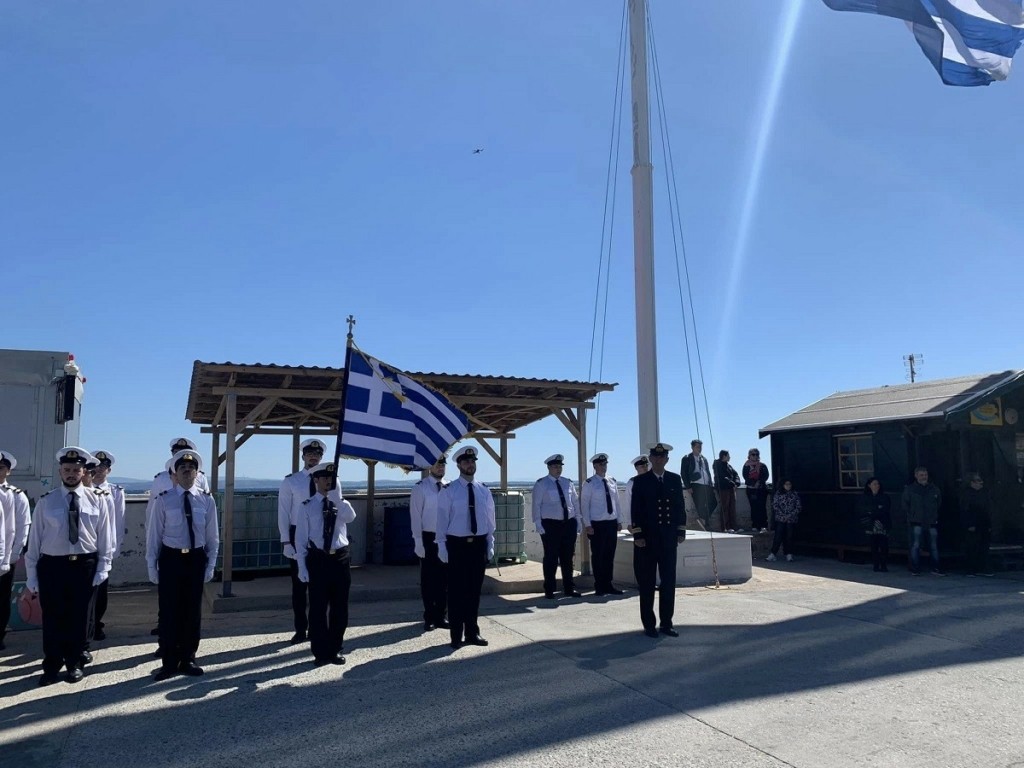 25η Μαρτίου: Υψώθηκε στη Χιο η μεγάλη Ελληνική σημαία στο λιμάνι