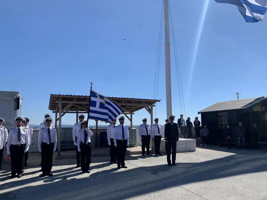 25η Μαρτίου: Υψώθηκε στη Χιο η μεγάλη Ελληνική σημαία στο λιμάνι