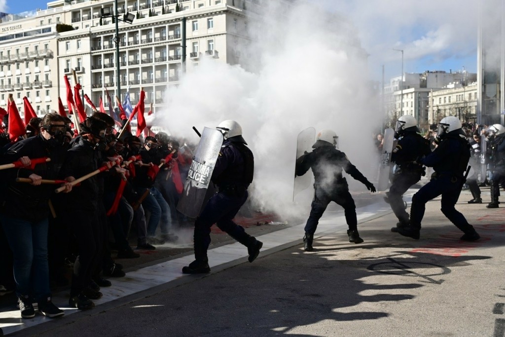 Σύνταγμα: Τρεις συλλήψεις μετά τα επεισόδια έξω από τη Βουλή