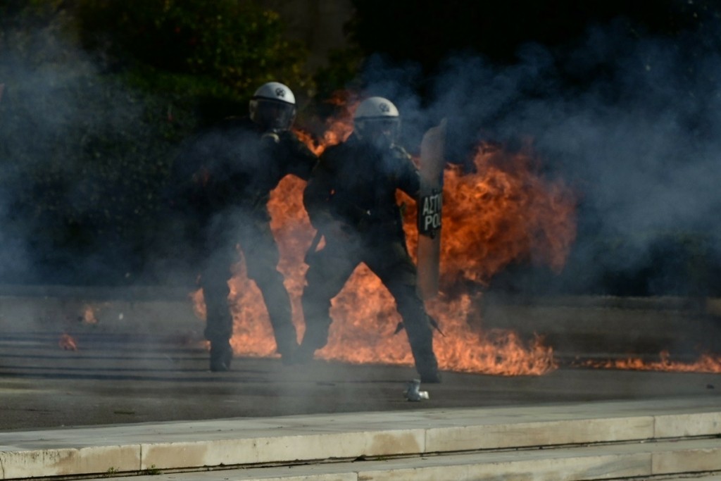 Τρεις συλλήψεις και 14 προσαγωγές για τα επεισόδια στο Σύνταγμα – Τραυματίστηκαν 7 αστυνομικοί και 9 πολίτες