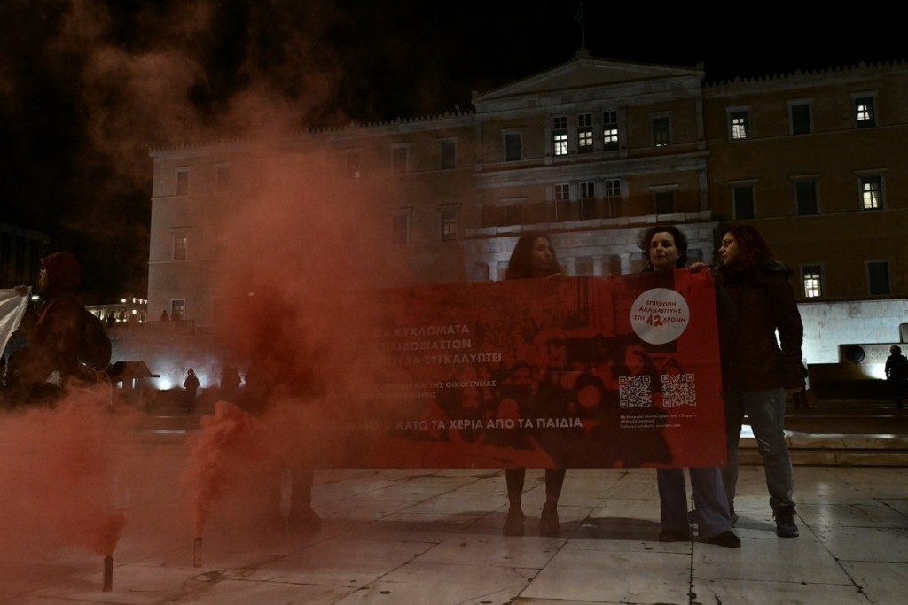 Κολωνός: Ένταση και πέτρες κατά διμοιρίας στον Άγνωστο Στρατιώτη στην πορεία για την εισαγγελική πρόταση για απαλλαγή του Μίχου