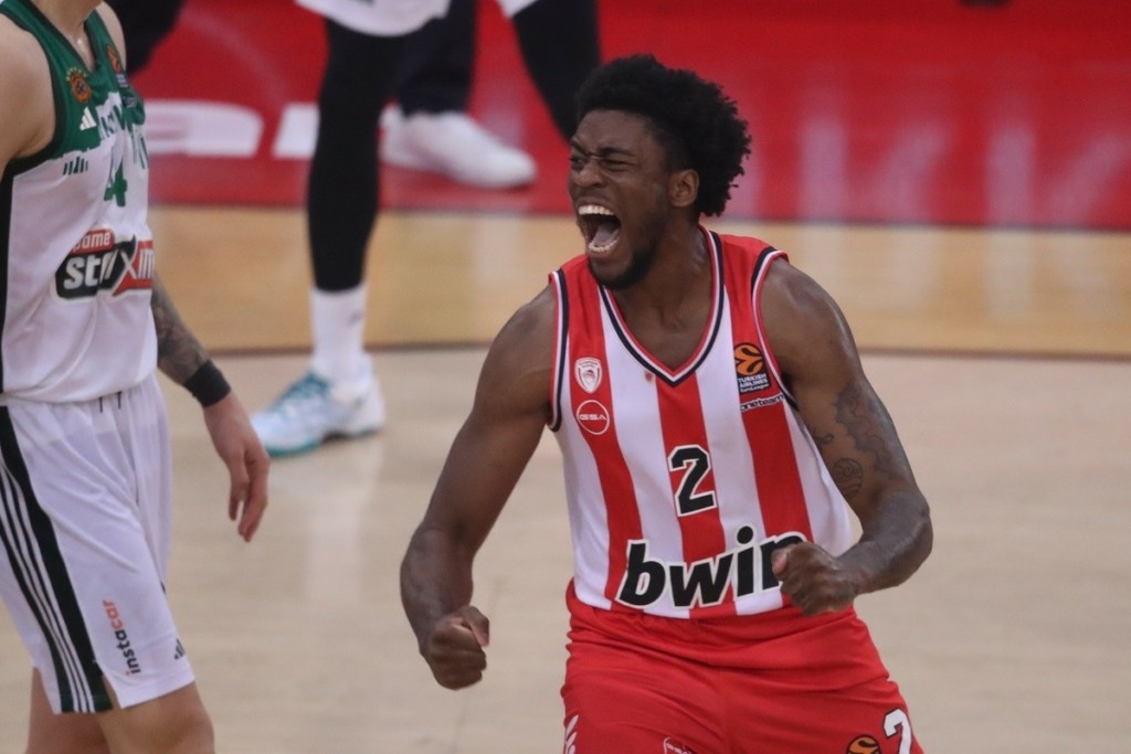 Ολυμπιακός – Παναθηναϊκός 71-65: Με «σφραγίδα» Ράιτ έβαψε «ερυθρόλευκο» το ντέρμπι