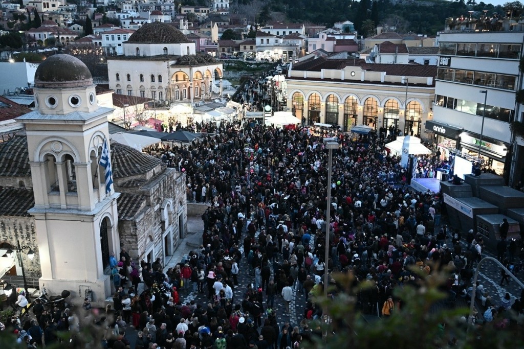 «Πλημμύρισε» από παιδιά το κέντρο της Αθήνας για την καρναβαλική γιορτή