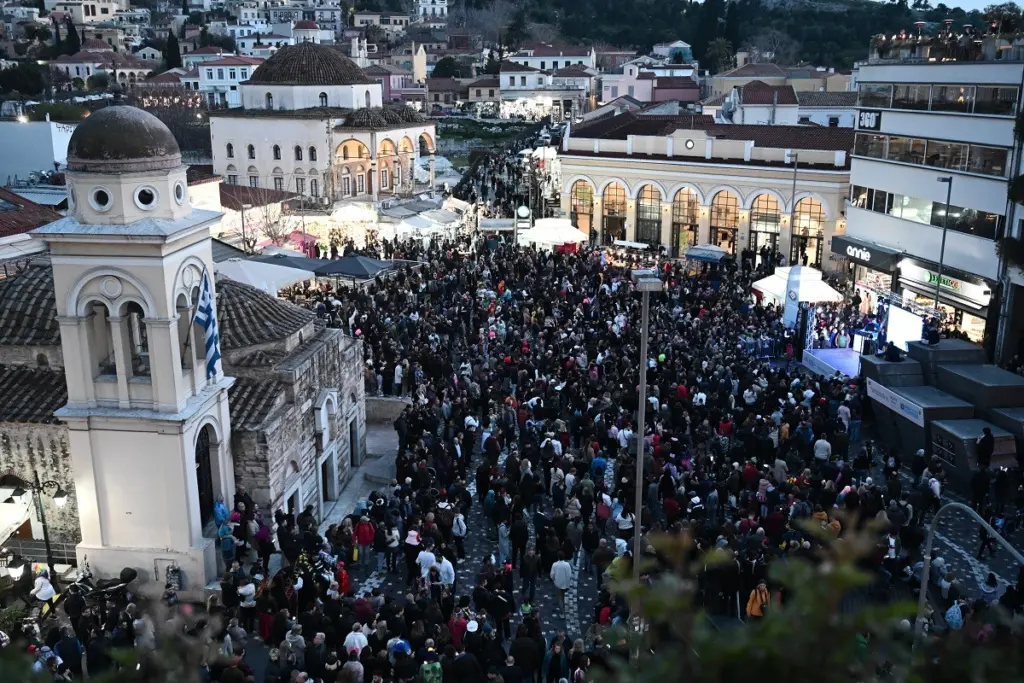 «Πλημμύρισε» από παιδιά το κέντρο της Αθήνας για την καρναβαλική γιορτή
