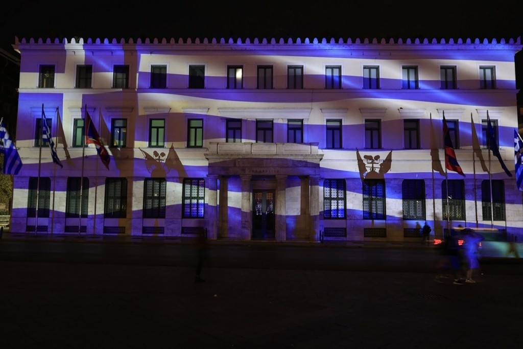 «Ντύθηκε» στα «γαλανόλευκα» το Δημαρχιακό Μέγαρο Αθηνών λόγω της 25ης Μαρτίου