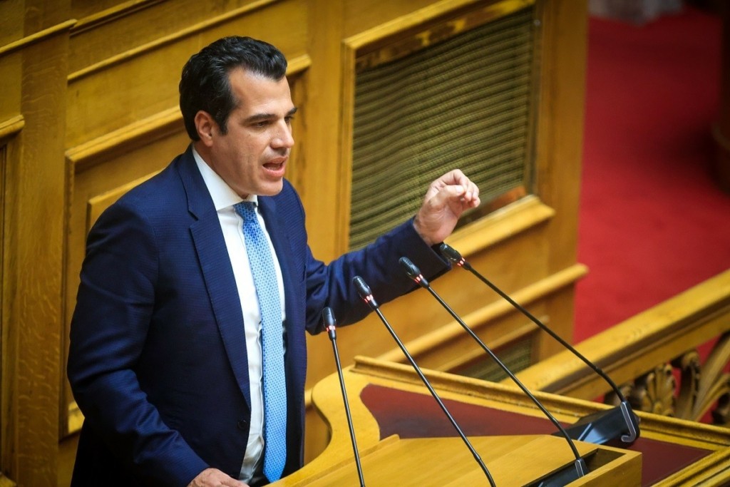 Πρόταση δυσπιστίας – Πλεύρης: Συμπεριφέρεστε ως συνήγοροι υπεράσπισης του σταθμάρχη και όχι των θυμάτων