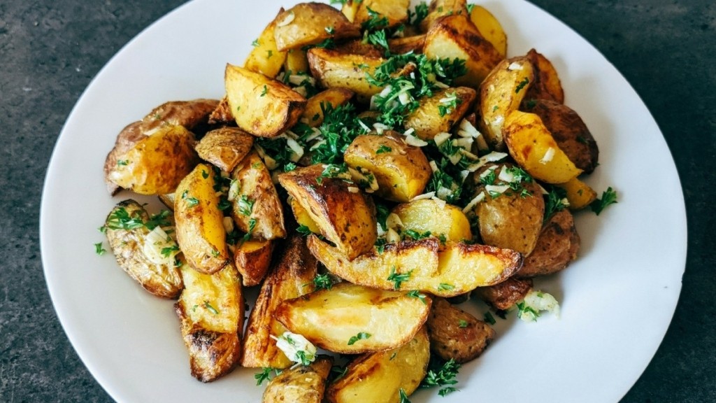 Πανεύκολες smashed potatoes με μυρωδικά