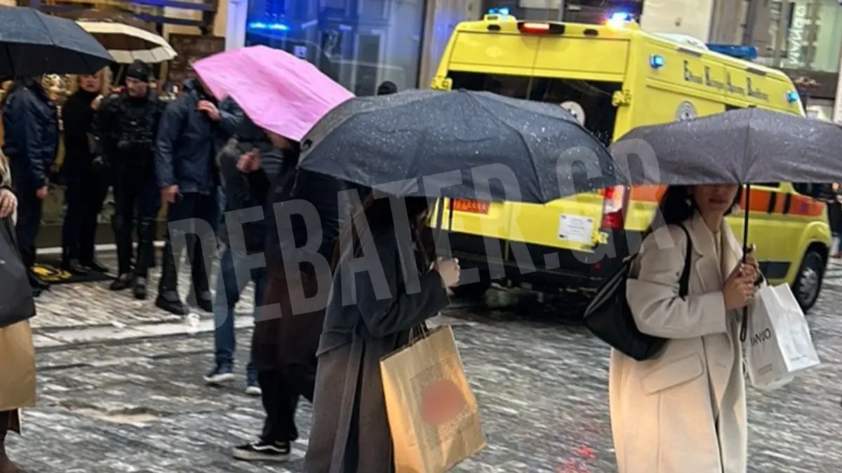 Γυναίκα βρέθηκε μαχαιρωμένη στην Ερμού -Τι αναφέρει αυτόπτης μάρτυρας στο DEBATER