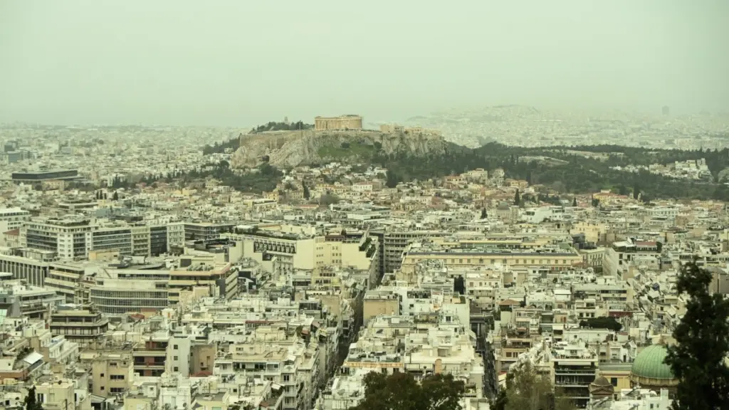Καιρός αύριο: Αφρικανική σκόνη, τοπικές βροχές και 30αρια