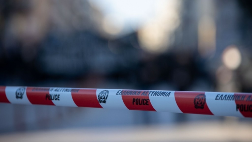 Πάτρα: Αντιεξουσιαστές πέταξαν φυλλάδια έξω από το ξενοδοχείο «Αστήρ» όπου θα μιλήσει ο Νίκος Δένδιας -Βίντεο