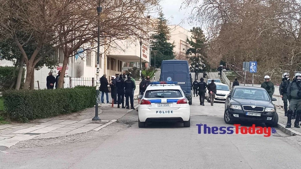 Μεγάλη επιχείρηση της Αστυνομίας στο ΑΠΘ – Ένταση με φοιτητές – Στις 45 οι προσαγωγές