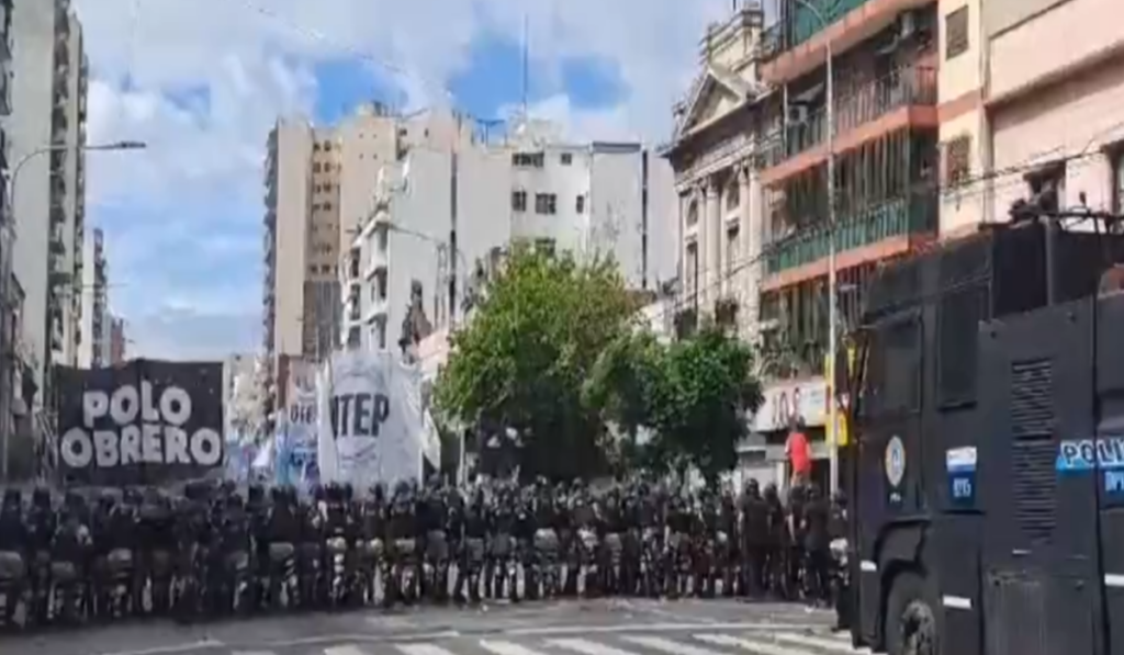 Αργεντινή: Μαζικές διαδηλώσεις και σοβαρά επεισόδια για τη «θεραπεία-σοκ» -«Το όριο είναι η πείνα» (vids)