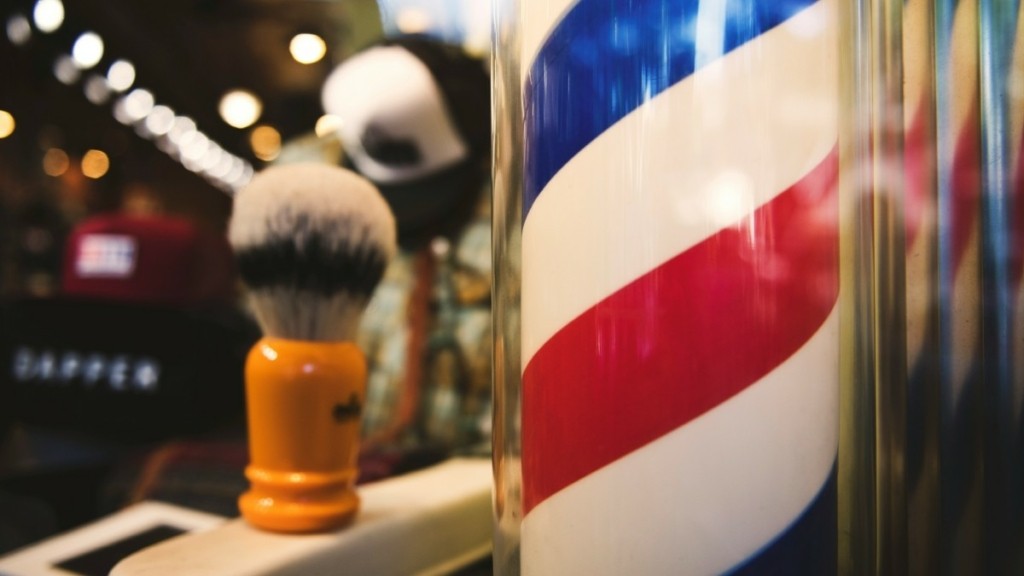 Barber’s pole: Η ιστορία του τρίχρωμου στύλου έξω από τα κουρεία