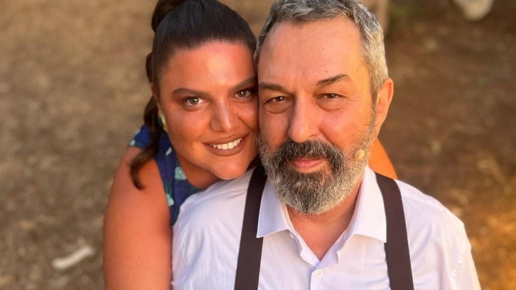 Η φωτογραφία του Χρήστου Χατζηπαναγιώτη με την Δανάη Μπάρκα μέσα από το νοσοκομείο