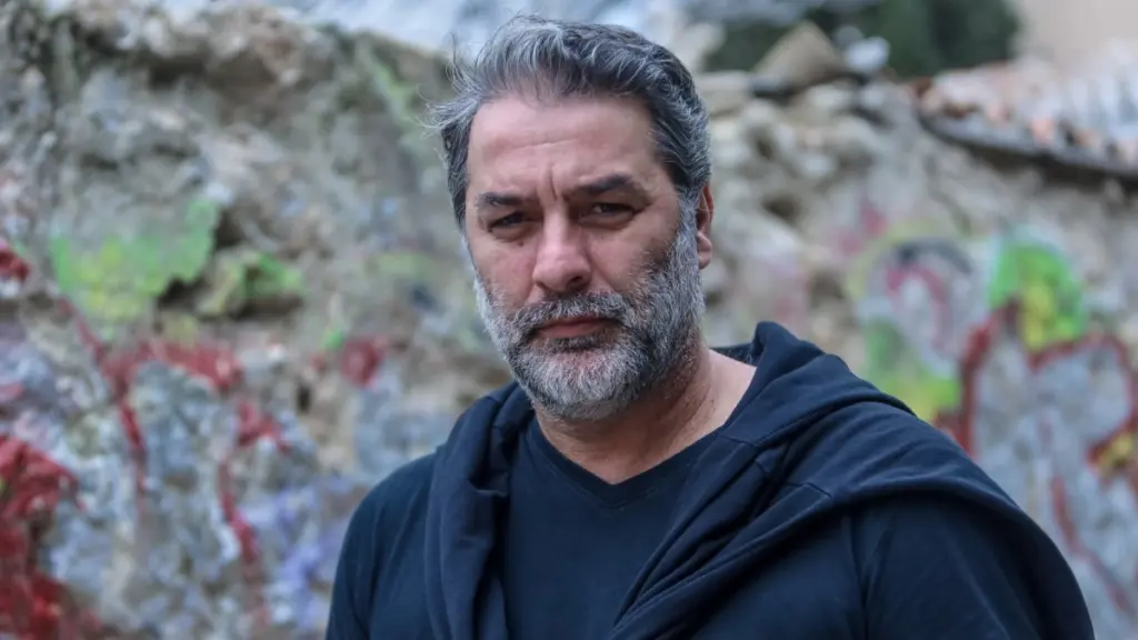 Βασίλης Μπισμπίκης: Αύριο στο αυτόφωρο ο γνωστός ηθοποιός – Προκάλεσε ζημιές σε 3 οχήματα και μία γκαραζόπορτα