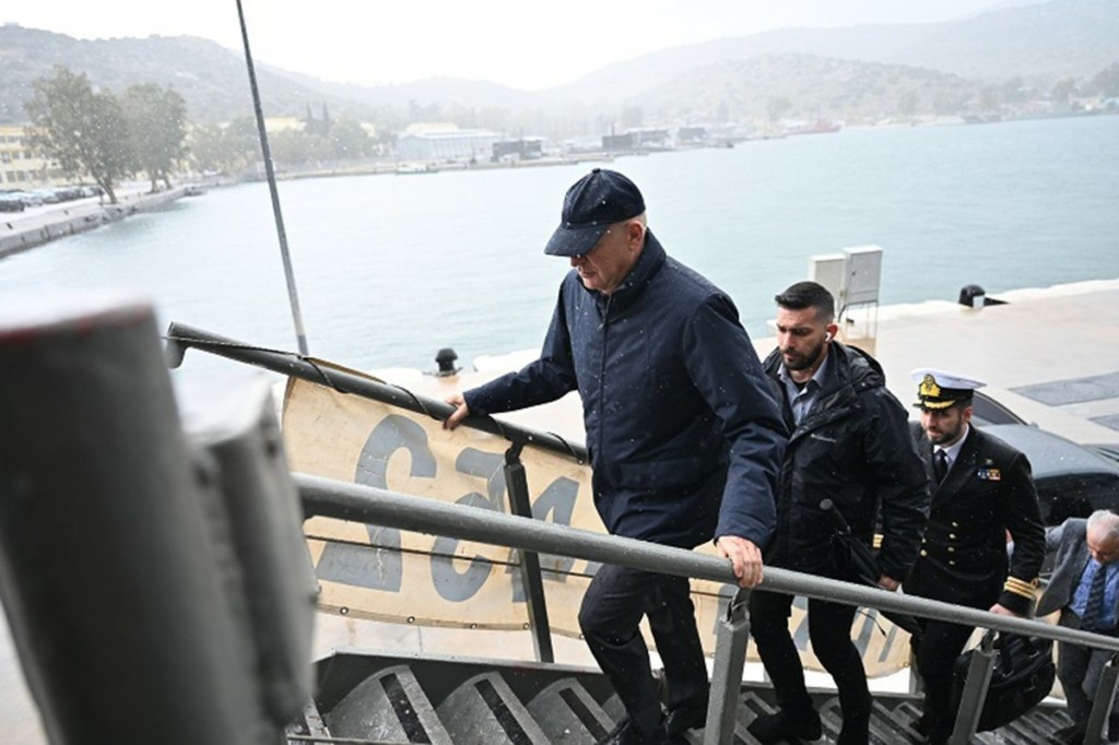 Στην Φρεγάτα Ύδρα που περιπολεί στην Ερυθρά Θάλασσα ο Νίκος Δένδιας