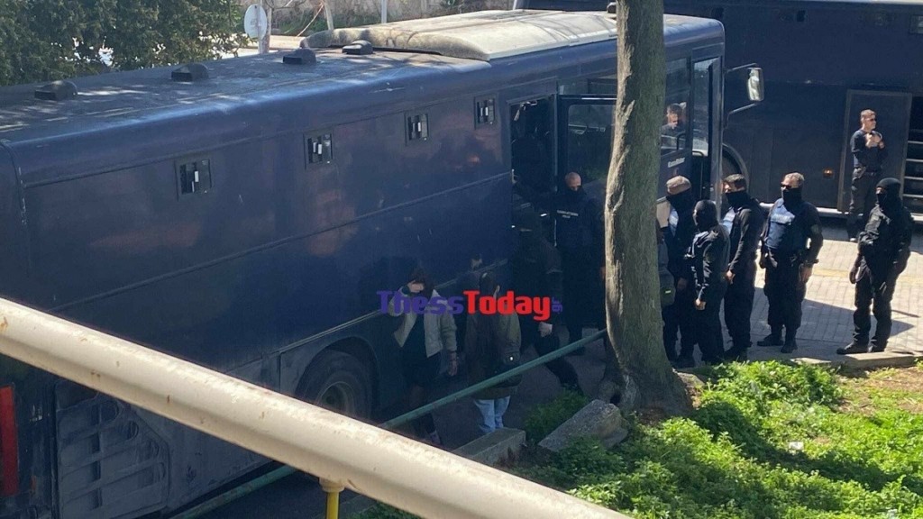 Αναβλήθηκε η δίκη των 49 συλληφθέντων στο ΑΠΘ – Αφέθηκαν όλοι ελεύθεροι – Ένταση στα δικαστήρια
