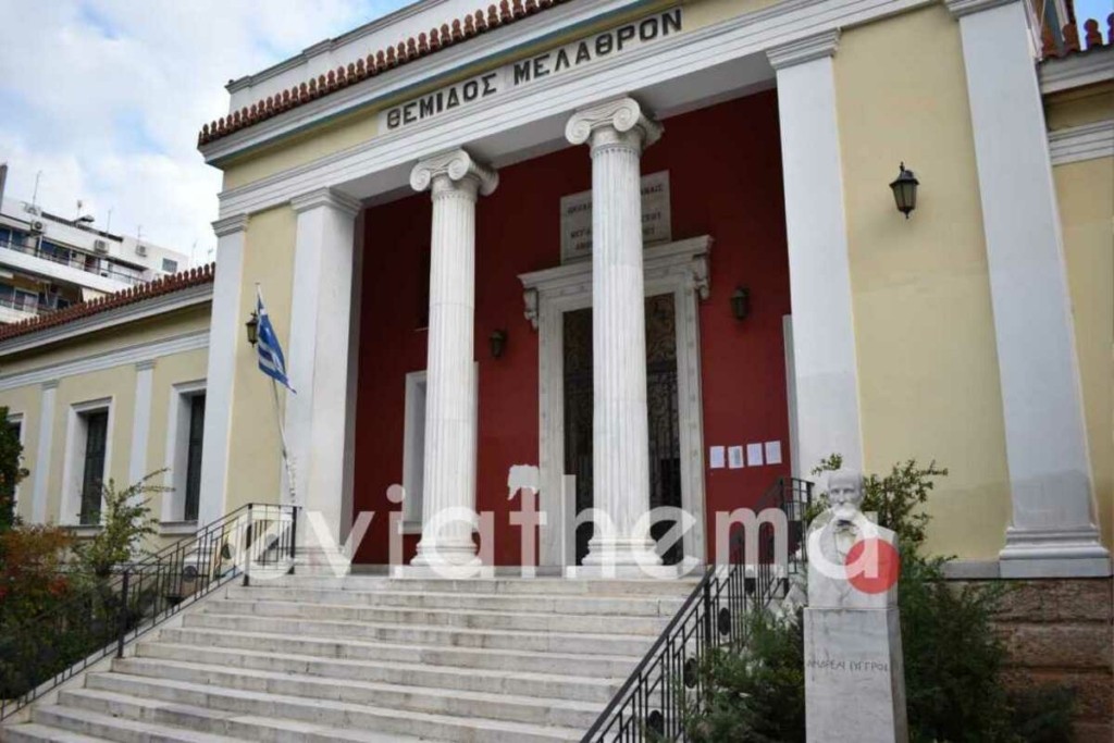 Χαλκίδα: Νεαρή δικηγόρος κατέβασε την ελληνική σημαία και κρέμασε τις κάλτσες της
