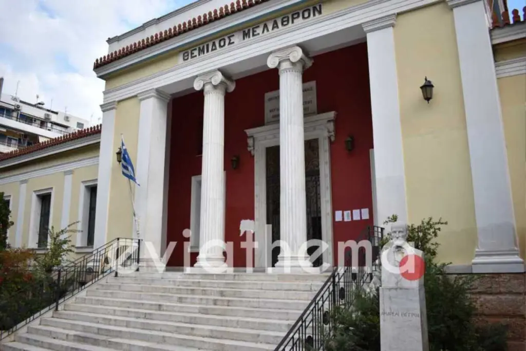 Χαλκίδα: Νεαρή δικηγόρος κατέβασε την ελληνική σημαία και κρέμασε τις κάλτσες της