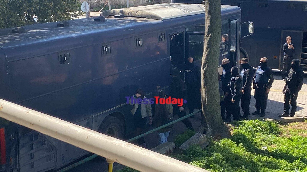 Αναβλήθηκε η δίκη των 49 συλληφθέντων στο ΑΠΘ – Αφέθηκαν όλοι ελεύθεροι – Ένταση στα δικαστήρια