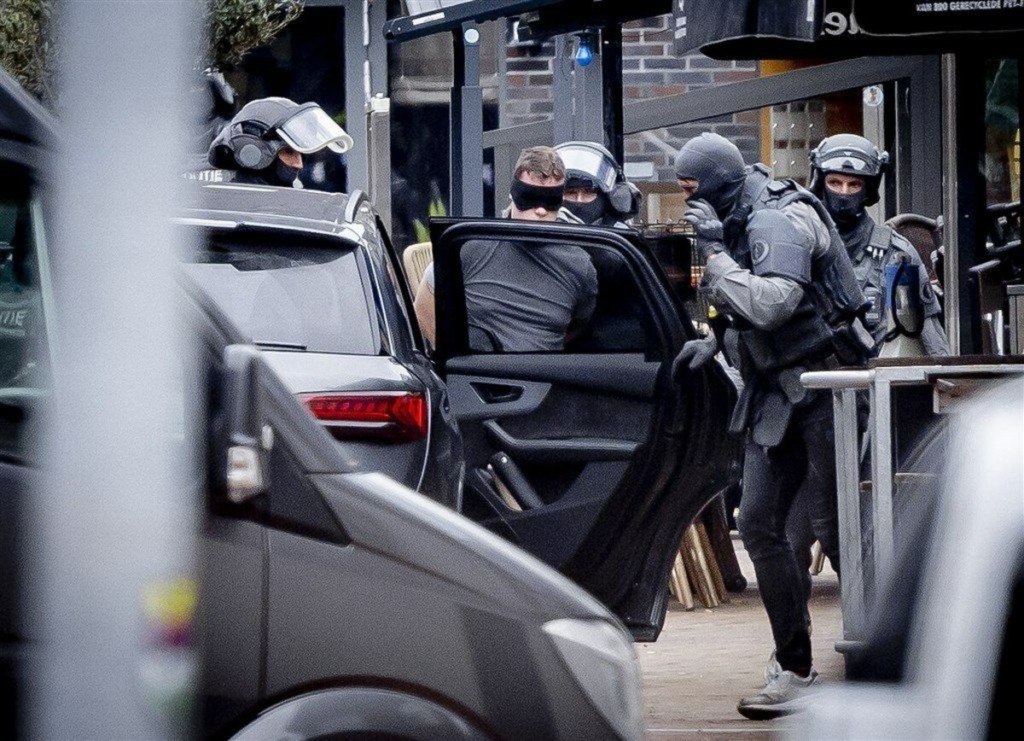 Ολλανδία: Συνελήφθη ο άνδρας που κρατούσε ομήρους σε καφετέρια στην πόλη Έντε (vids)