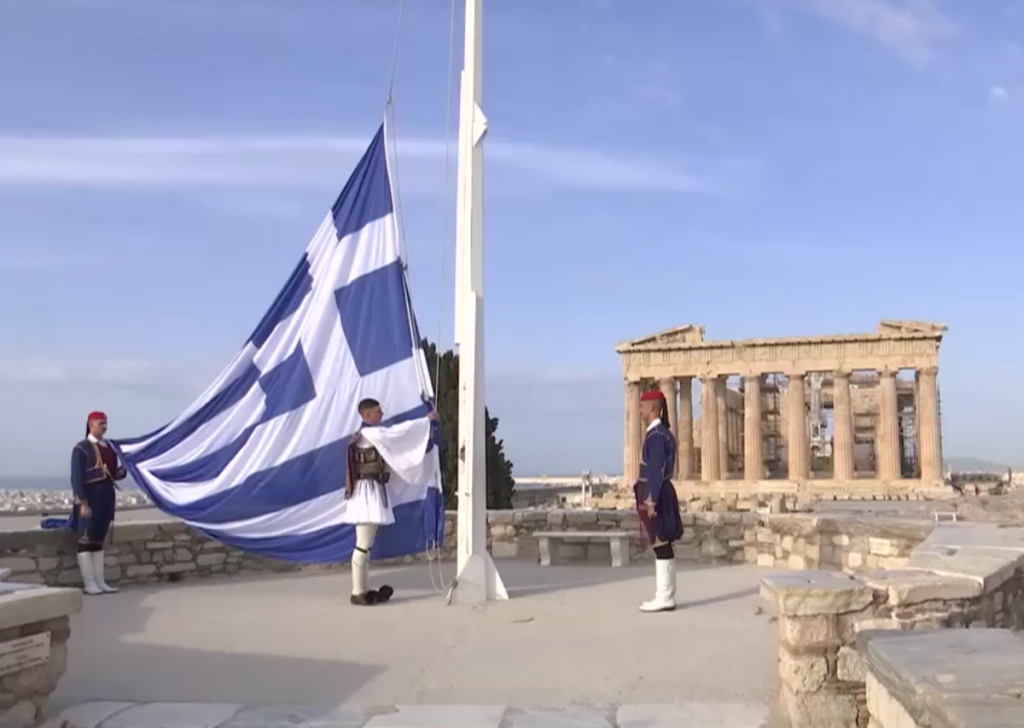Δέος στην έπαρση της σημαίας στον Ιερό βράχο της Ακρόπολης -Δείτε το βίντεο