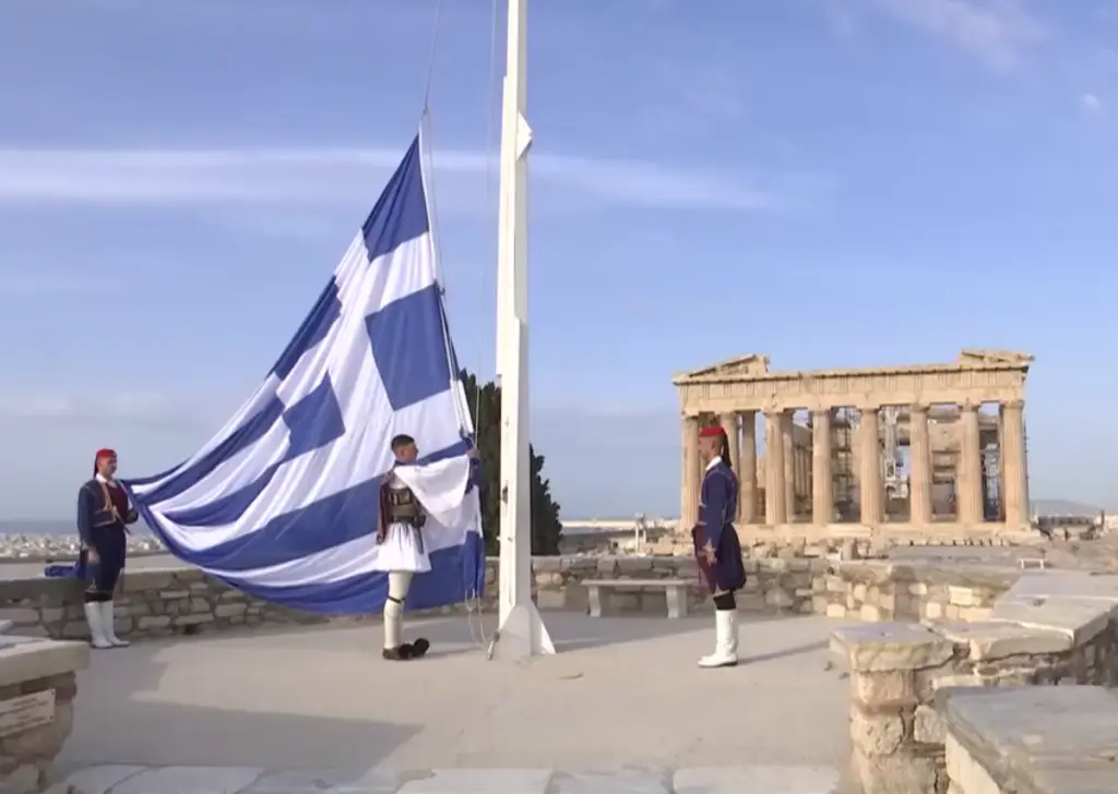 Δέος στην έπαρση της σημαίας στον Ιερό βράχο της Ακρόπολης -Δείτε το βίντεο