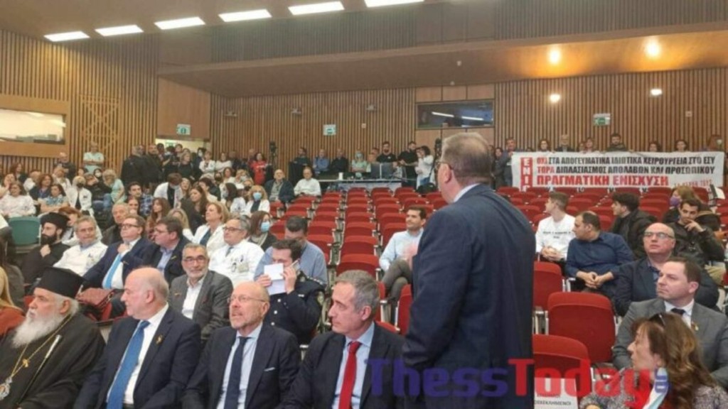 Ένταση μεταξύ Εξαδάκτυλου και γιατρών στο «Παπαγεωργίου» – Τι συνέβη (Vids)