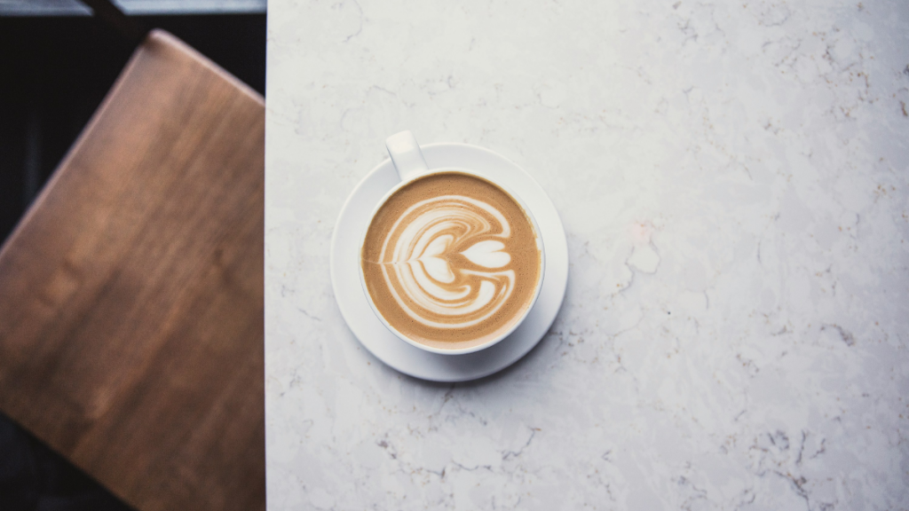 Flat white: Πως να το φτιάξετε στο σπίτι – Η διαφορά με το cappuccino