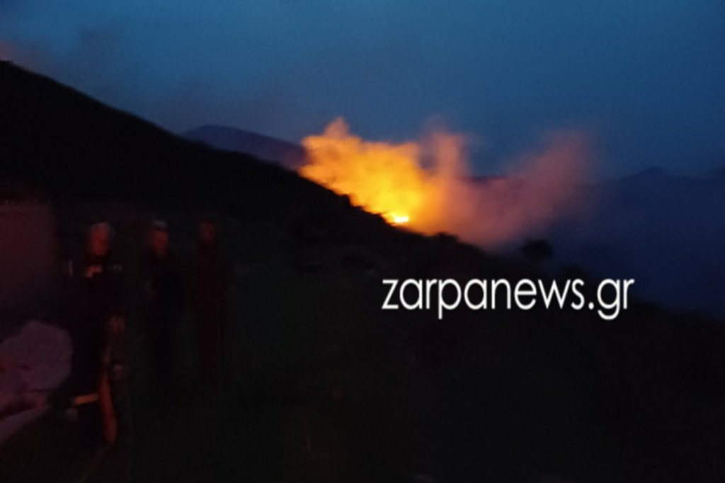 Υπό μερικό έλεγχο η φωτιά στα Χανιά -Κοντά σε σπίτια οι φλόγες (vids)