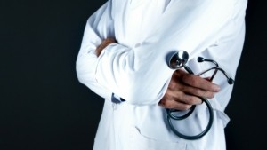 Θεσσαλονίκη: Συνελήφθη γιατρός που κατηγορείται για φακελάκι – Δεν κατέβαλε την χρηματική εγγύηση