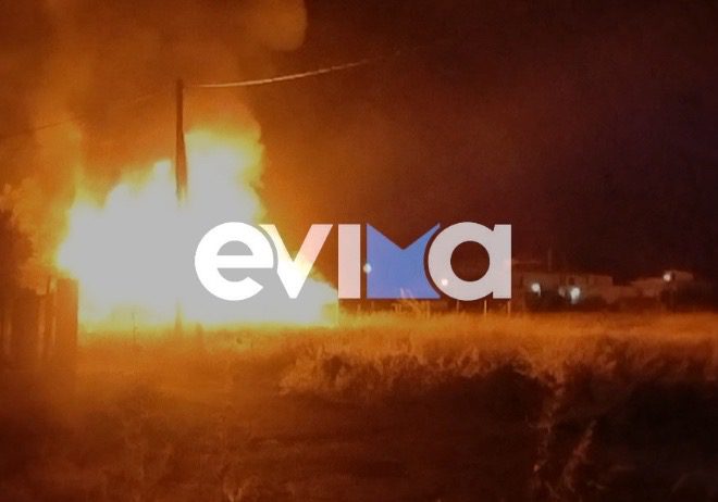 Φωτιά στον οικισμό Χαραυγή στην Χαλκίδα