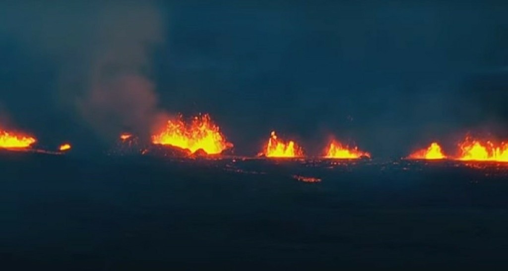 Σε κατάσταση έκτακτης ανάγκης η Ισλανδία μετά τη νέα έκρηξη του ηφαιστείου Ρέικιανες