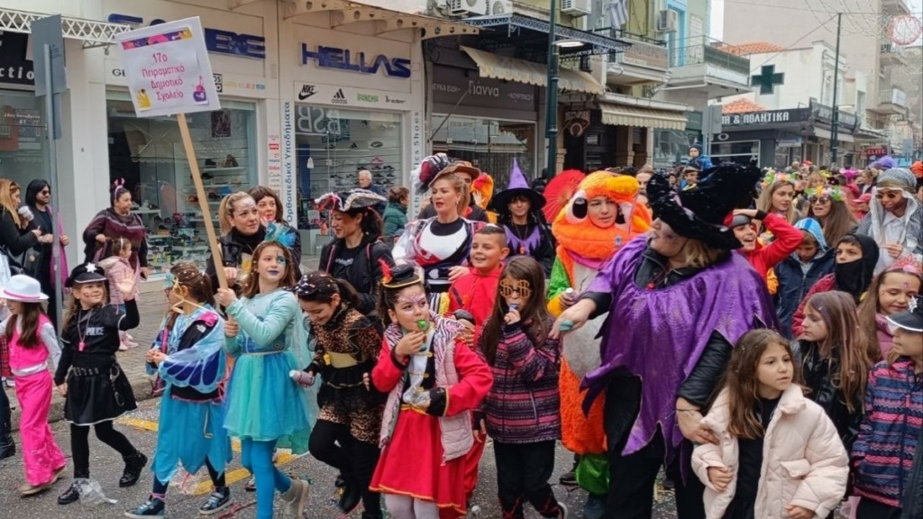 Ξάνθη: Οι μικροί καρναβαλιστές ξεσήκωσαν όλη την πόλη στην παιδική Καρναβαλική Παρέλαση